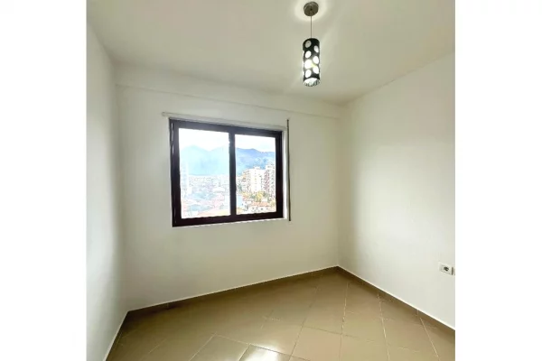 Shtepi me qera Apartament ne Tirane, 3+1, Mobilimi Pjeserisht e mobiluar, Pagesa 700  Euro.