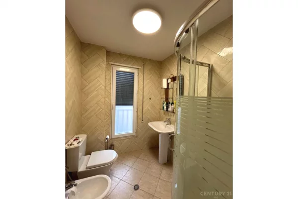 Shtepi me qera Apartament ne Tirane, 3+1, Mobilimi E mobiluar, Pagesa 1,100  Euro.