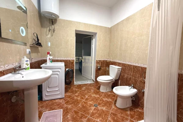 Shtepi me qera Apartament ne Tirane, 2+1, Mobilimi E mobiluar, Pagesa 600  Euro.