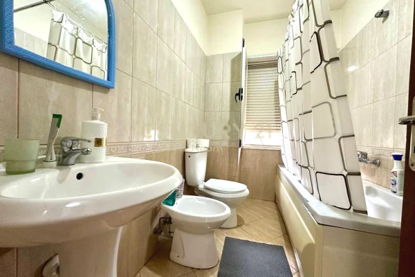 Shtepi me qera Apartament ne Tirane, 2+1, Mobilimi E mobiluar, Pagesa 600  Euro.