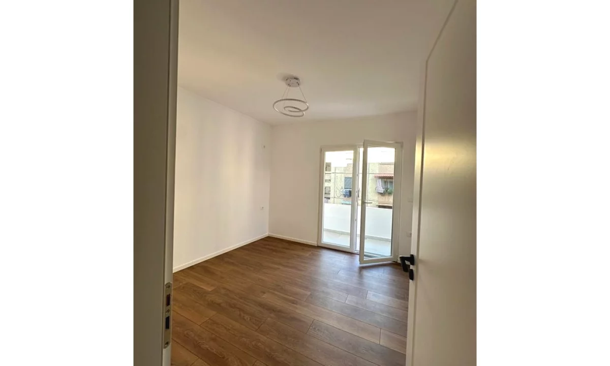 Appartamento in vendita a Tirana 1+1, SemiArredato