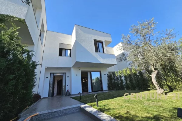Shtepi me qera Vila Luksoze ne Tirane, 3+1, Mobilimi E mobiluar, Pagesa 2,000  Euro.