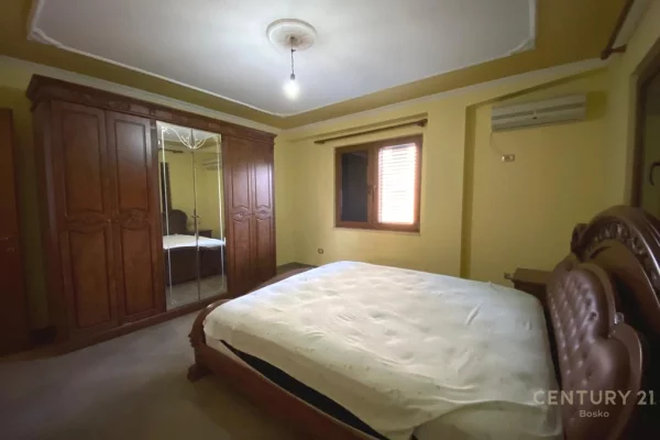 Shtepi me qera Apartament ne Tirane, 3+1, Mobilimi Pjeserisht e mobiluar, Pagesa 700  Euro.