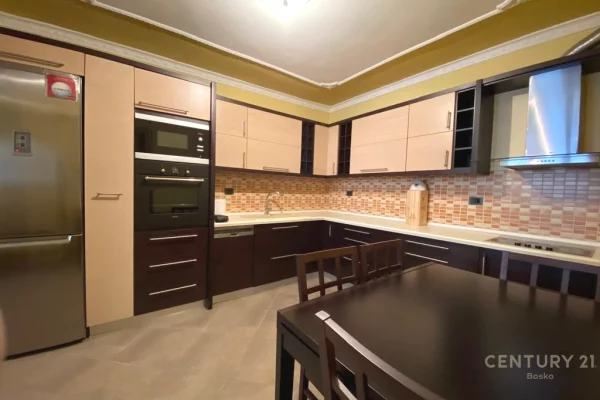 Shtepi me qera Apartament ne Tirane, 3+1, Mobilimi Pjeserisht e mobiluar, Pagesa 700  Euro.