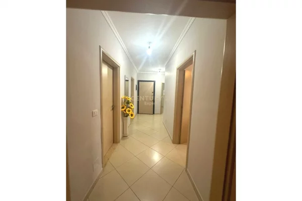 Appartamento in vendita a Tirana 3+1, SemiArredato