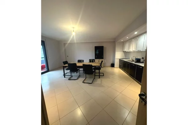 Appartamento in vendita a Tirana 3+1, SemiArredato