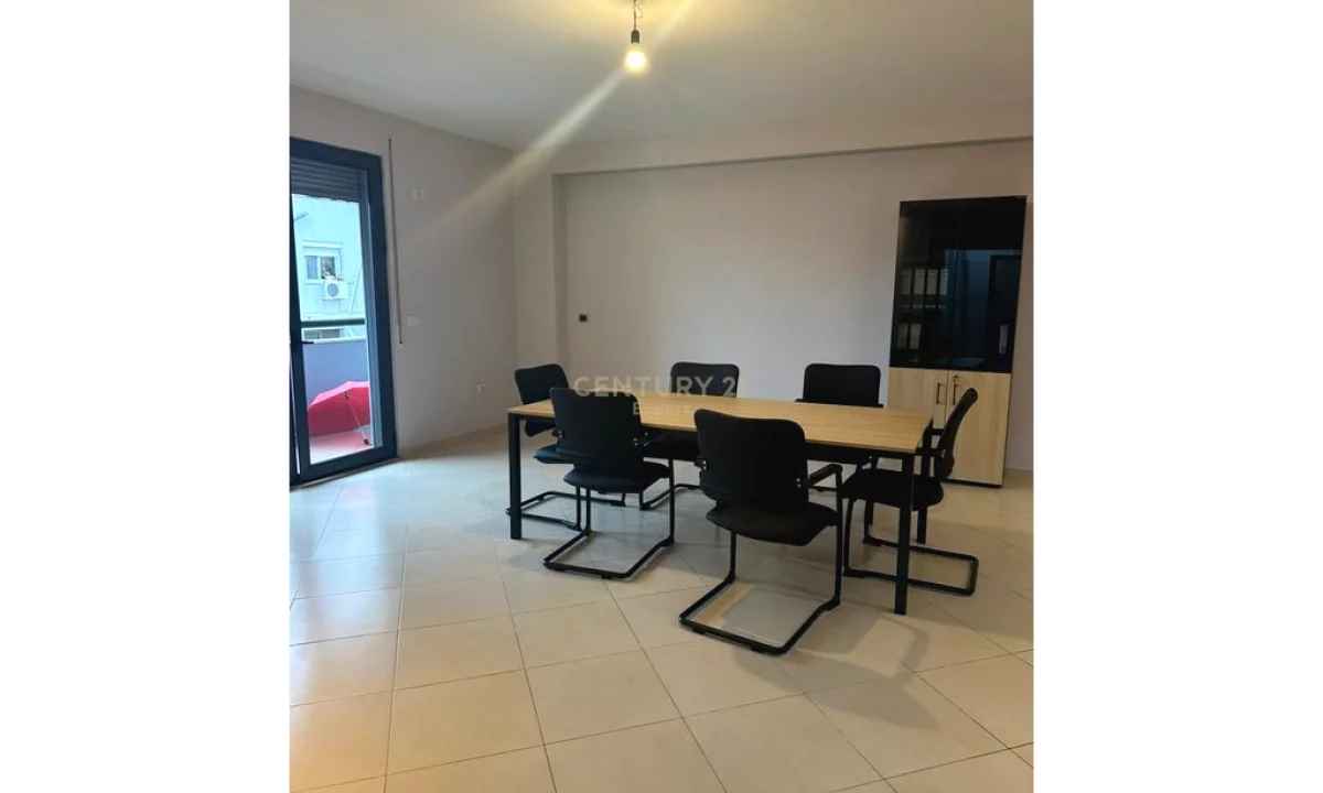 Appartamento in vendita a Tirana 3+1, SemiArredato