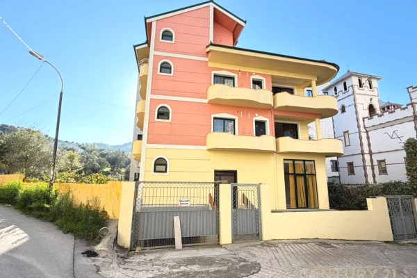 Shtepi me qera 7+1 ne Tirane - 3,500 Euro