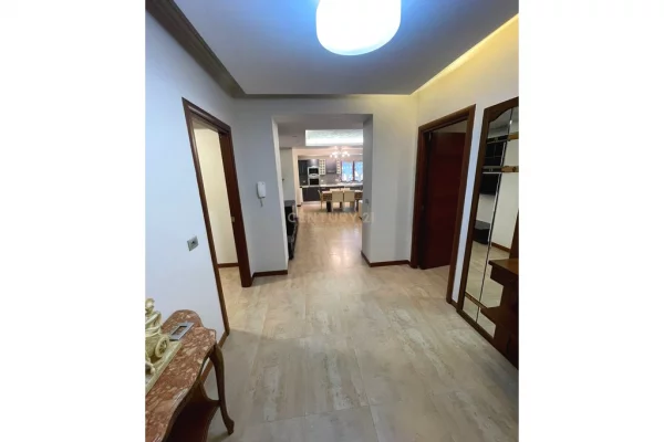 Shtepi me qera Apartament ne Tirane, 3+1, Mobilimi E mobiluar, Pagesa 900  Euro.