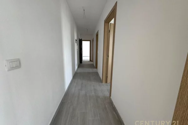 Shtepi ne shitje Apartament ne Tirane, 3+1, Mobilimi Bosh, pa mobiluar, Pagesa 128,000  Euro.