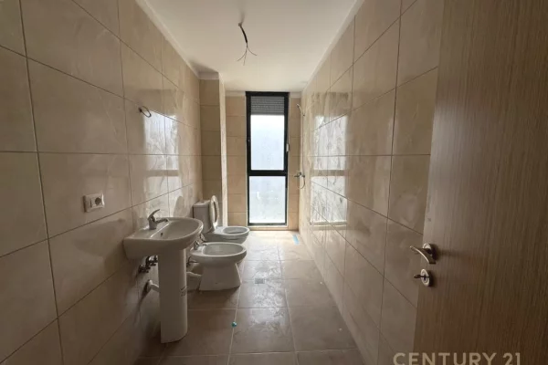 Shtepi ne shitje Apartament ne Tirane, 3+1, Mobilimi Bosh, pa mobiluar, Pagesa 128,000  Euro.