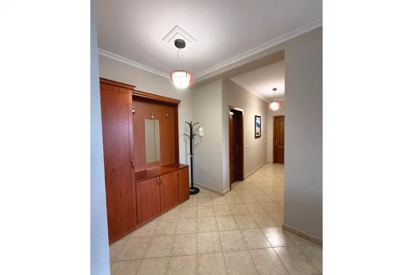 Shtepi me qera Apartament ne Tirane, 2+1, Mobilimi E mobiluar, Pagesa 1,000  Euro.