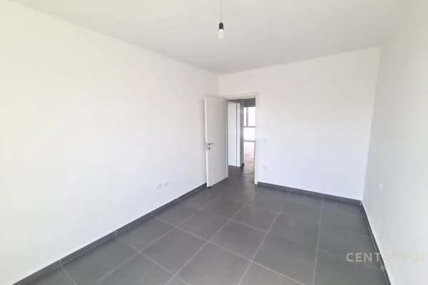 Shtepi me qera Apartament ne Tirane, 3+1, Mobilimi Bosh, pa mobiluar, Pagesa 400  Euro.