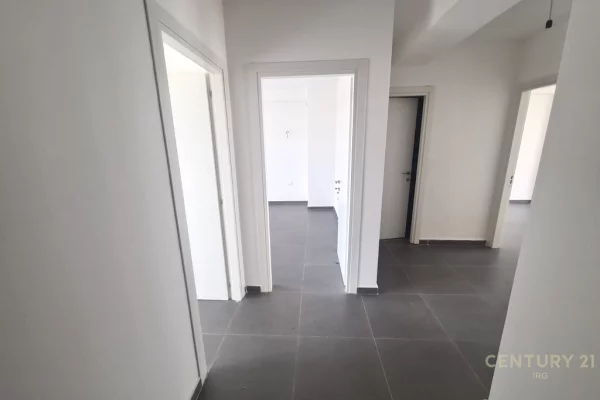 Shtepi me qera Apartament ne Tirane, 3+1, Mobilimi Bosh, pa mobiluar, Pagesa 400  Euro.