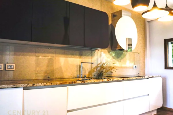 Shtepi ne shitje Vila Luksoze ne Tirane, 4+1, Mobilimi Pjeserisht e mobiluar, Pagesa 1,547,000  Euro.