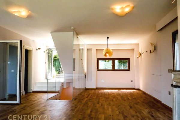 Shtepi ne shitje Vila Luksoze ne Tirane, 4+1, Mobilimi Pjeserisht e mobiluar, Pagesa 1,547,000  Euro.