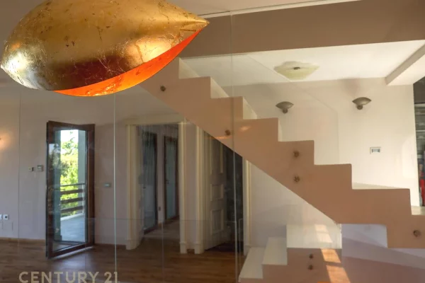 Shtepi ne shitje Vila Luksoze ne Tirane, 4+1, Mobilimi Pjeserisht e mobiluar, Pagesa 1,547,000  Euro.