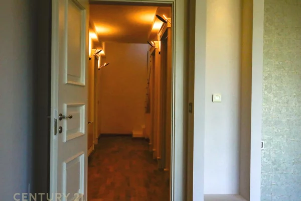 Shtepi ne shitje Vila Luksoze ne Tirane, 4+1, Mobilimi Pjeserisht e mobiluar, Pagesa 1,547,000  Euro.