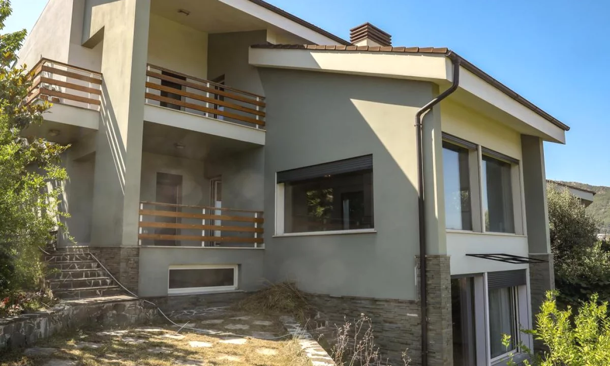 Shtepi ne shitje Vila Luksoze ne Tirane, 4+1, Mobilimi Pjeserisht e mobiluar, Pagesa 1,547,000  Euro.