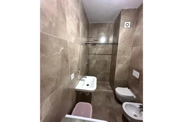 Shtepi ne shitje Apartament ne Tirane, 2+1, Mobilimi E mobiluar, Pagesa 130,000  Euro.