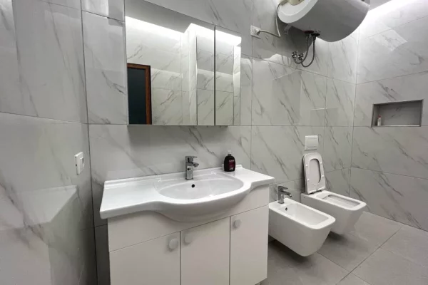 Shtepi me qera Apartament ne Tirane, 3+1, Mobilimi E mobiluar, Pagesa 800  Euro.