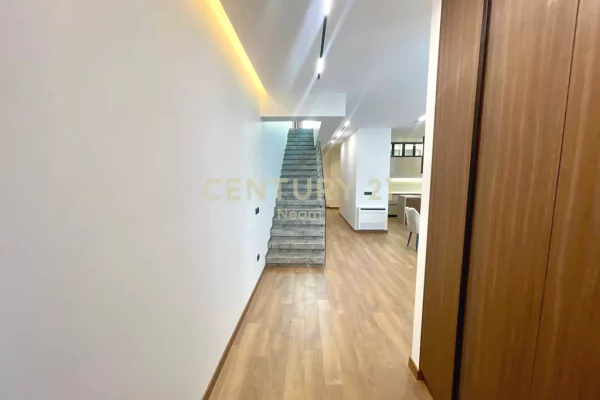 Shtepi me qera Vila Luksoze ne Tirane, 4+1, Mobilimi E mobiluar, Pagesa 4,000  Euro.