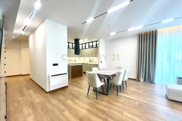Shtepi me qera Vila Luksoze ne Tirane, 4+1, Mobilimi E mobiluar, Pagesa 4,000  Euro.