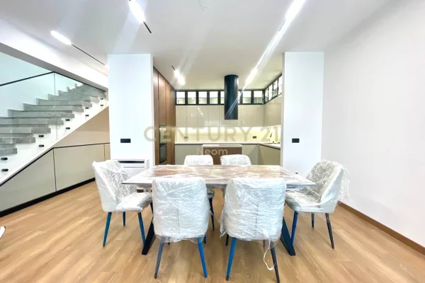 Shtepi me qera Vila Luksoze ne Tirane, 4+1, Mobilimi E mobiluar, Pagesa 4,000  Euro.