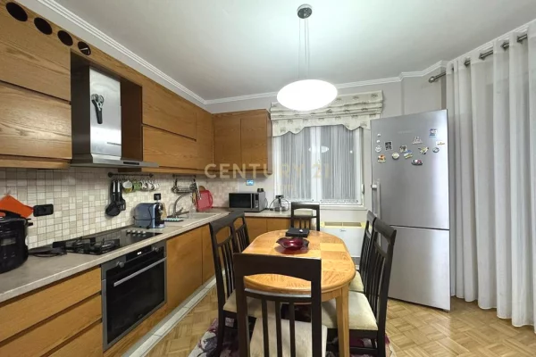 Shtepi me qera Apartament ne Tirane, 2+1, Mobilimi E mobiluar, Pagesa 1,000  Euro.
