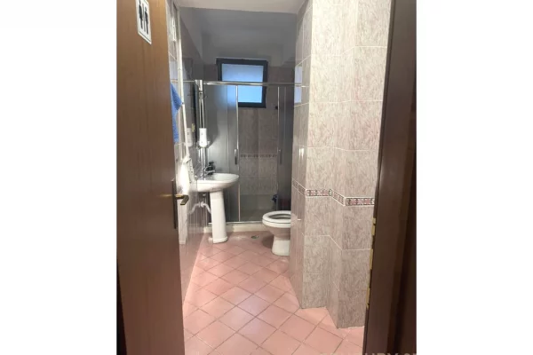 Shtepi me qera Apartament ne Tirane, 3+1, Mobilimi Bosh, pa mobiluar, Pagesa 1,100  Euro.