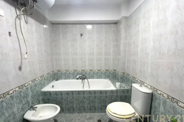 Shtepi me qera Apartament ne Tirane, 3+1, Mobilimi Bosh, pa mobiluar, Pagesa 1,100  Euro.