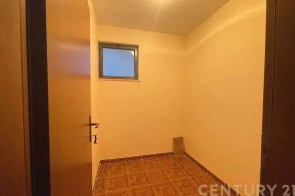 Shtepi me qera Apartament ne Tirane, 3+1, Mobilimi Bosh, pa mobiluar, Pagesa 1,100  Euro.