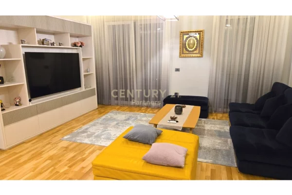 Shtepi me qera Vila Luksoze ne Tirane, 2+1, Mobilimi E mobiluar, Pagesa 2,000  Euro.