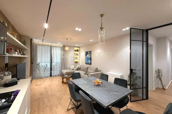 Appartamento in vendita a Tirana 2+1, Arredato