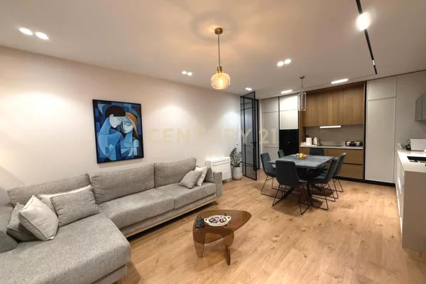 Appartamento in vendita a Tirana 2+1, Arredato