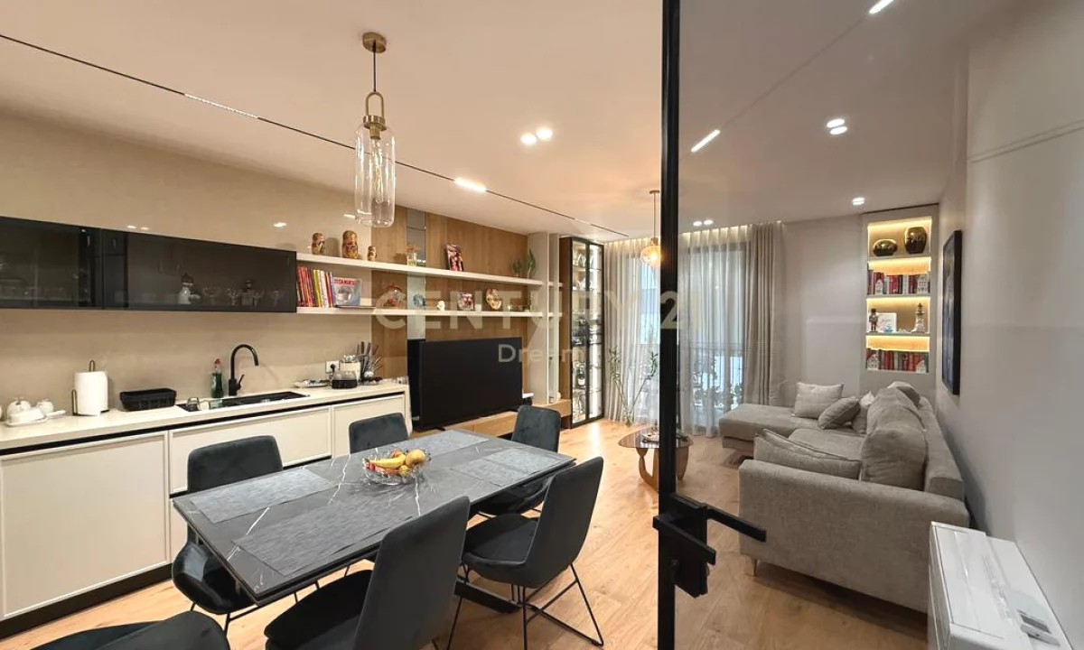 Appartamento in vendita a Tirana 2+1, Arredato