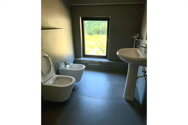 Shtepi me qera Duplex(shtepi me 2 kate) ne Tirane, 3+1, Mobilimi E mobiluar, Pagesa 1,400  Euro.