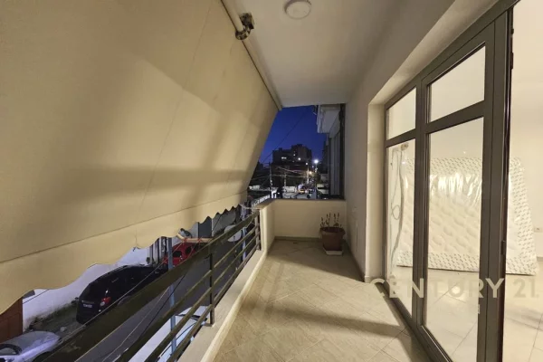 Appartamento in vendita a Tirana 2+1, SemiArredato