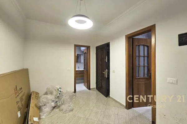 Appartamento in vendita a Tirana 2+1, SemiArredato