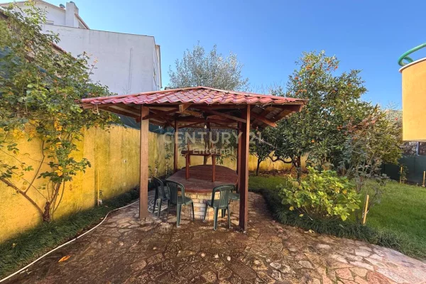 Shtepi me qera Vila Luksoze ne Tirane, 4+1, Mobilimi E mobiluar, Pagesa 1,000  Euro.