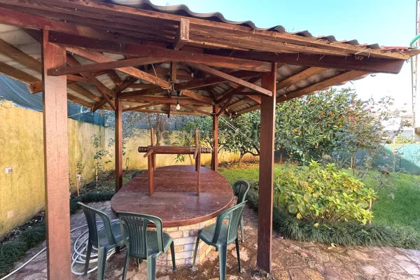 Shtepi me qera Vila Luksoze ne Tirane, 4+1, Mobilimi E mobiluar, Pagesa 1,000  Euro.