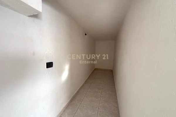 Shtepi me qera Vila Luksoze ne Tirane, 4+1, Mobilimi E mobiluar, Pagesa 1,000  Euro.