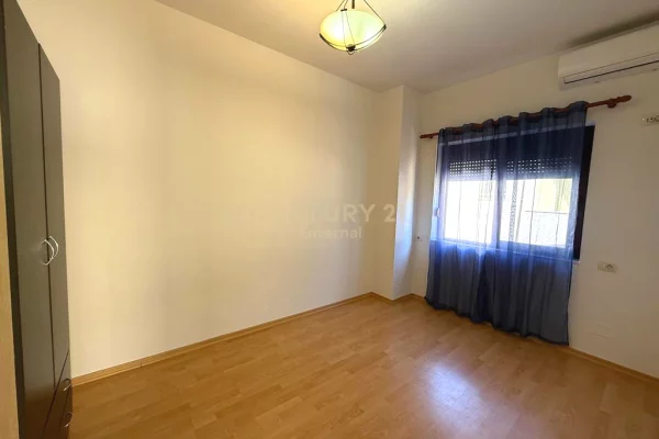 Shtepi me qera Vila Luksoze ne Tirane, 4+1, Mobilimi E mobiluar, Pagesa 1,000  Euro.