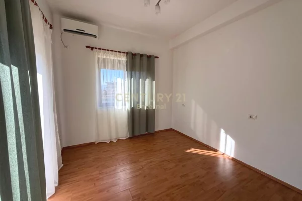 Shtepi me qera Vila Luksoze ne Tirane, 4+1, Mobilimi E mobiluar, Pagesa 1,000  Euro.