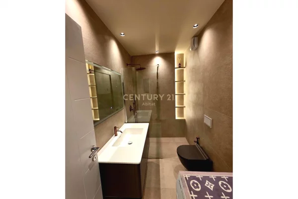 Shtepi me qera Apartament ne Tirane, 3+1, Mobilimi E mobiluar, Pagesa 1,800  Euro.