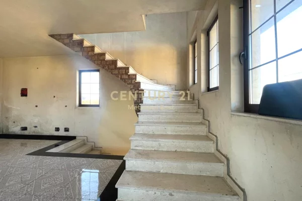 Villa di lusso in vendita a Tirana 3+1, Vuoto