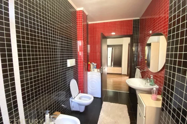 Appartamento in vendita a Tirana 2+1, Arredato