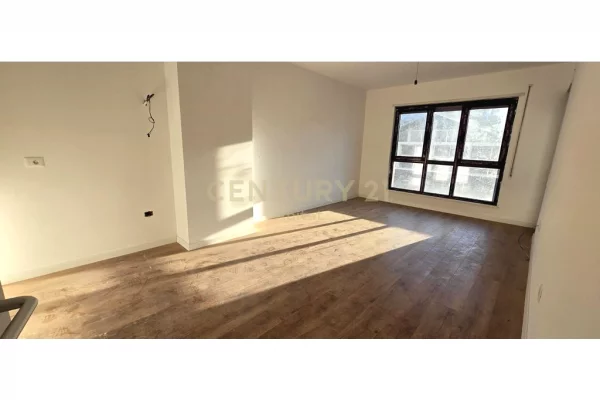 Shtepi me qera Apartament ne Tirane, 2+1, Mobilimi Bosh, pa mobiluar, Pagesa 700  Euro.