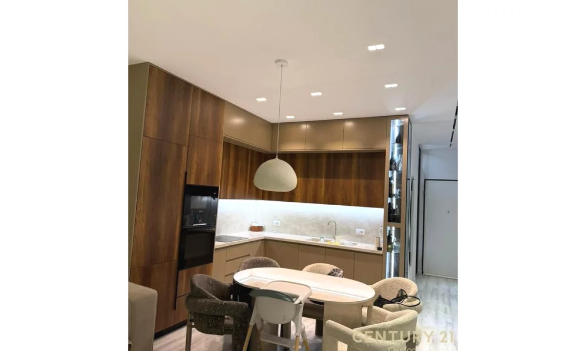 Appartamento in vendita a Tirana 2+1, Arredato