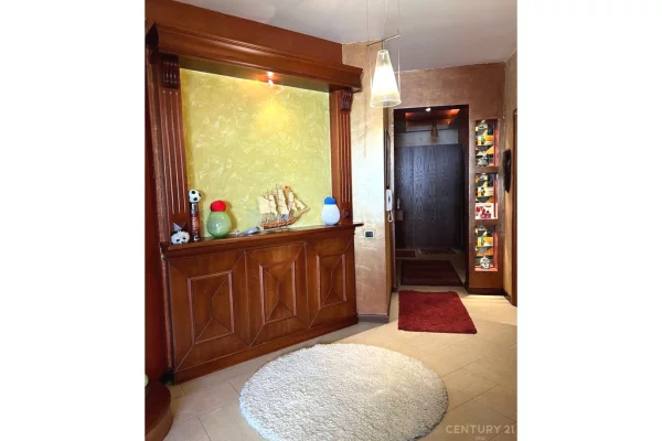 Appartamento in vendita a Tirana 3+1, Arredato